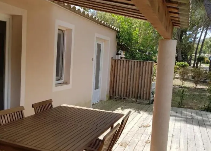 Prázdninový areál Les Pavillons Du Golfe 2*