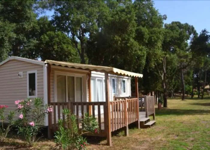 Prázdninový areál Les Pavillons Du Golfe 2*